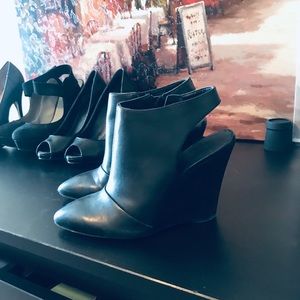 Black wedges